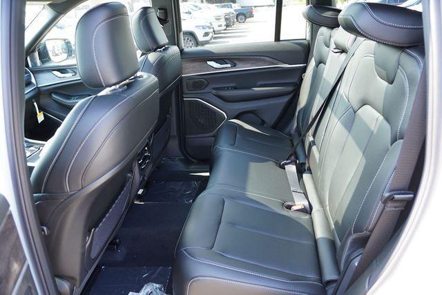 Photo of 2025 Bright White Clearcoat Jeep Grand Cherokee