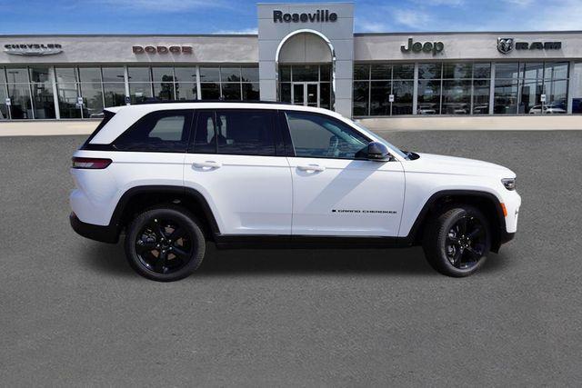 Photo of 2025 Bright White Clearcoat Jeep Grand Cherokee