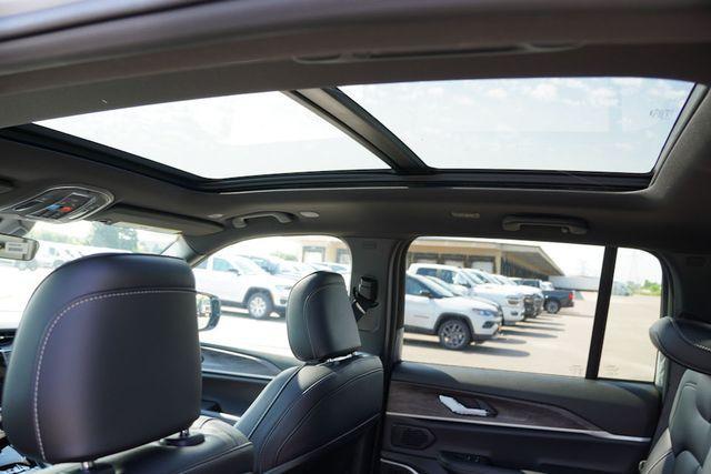 Photo of 2025 Bright White Clearcoat Jeep Grand Cherokee