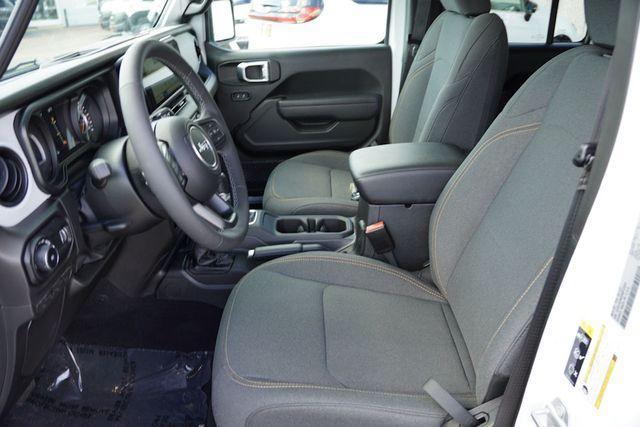 Photo of 2025 Bright White Clearcoat Jeep Wrangler