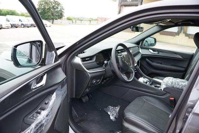 Photo of 2025 Metallic Jeep Grand Cherokee L