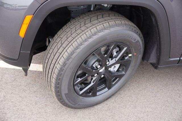 Photo of 2025 Metallic Jeep Grand Cherokee L