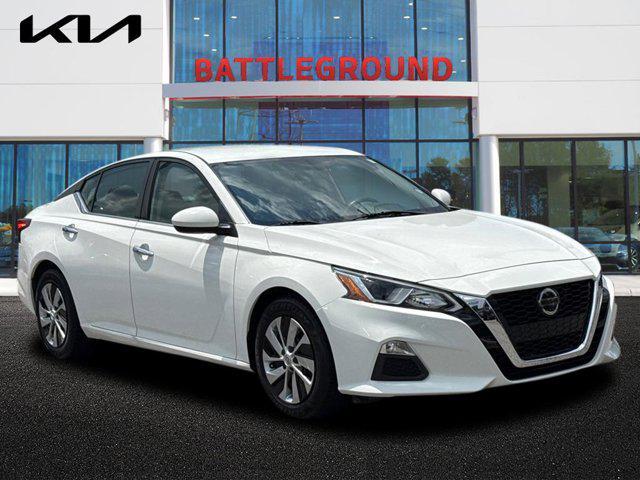 Photo of 2019 Glacier White Nissan Altima