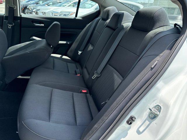 Photo of 2019 Glacier White Nissan Altima
