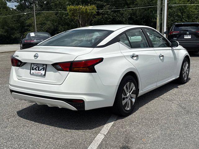 Photo of 2019 Glacier White Nissan Altima