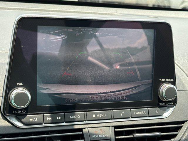 Photo of 2019 Glacier White Nissan Altima