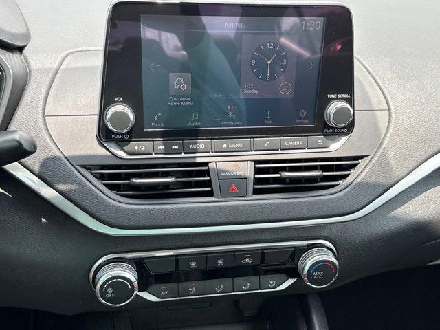 Photo of 2019 Glacier White Nissan Altima