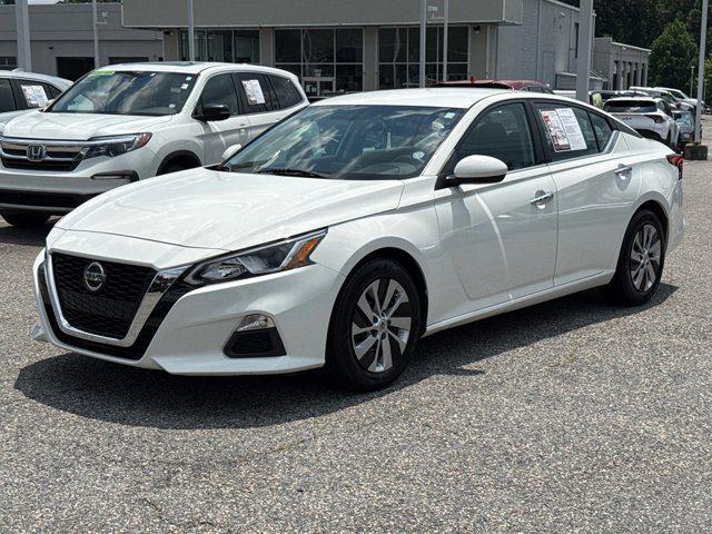 Photo of 2019 Glacier White Nissan Altima