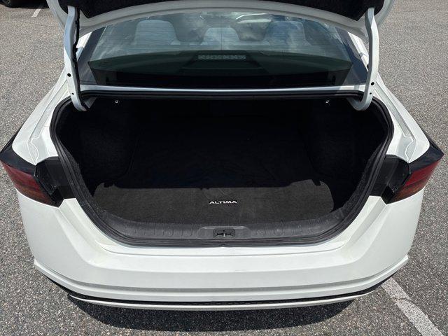 Photo of 2019 Glacier White Nissan Altima