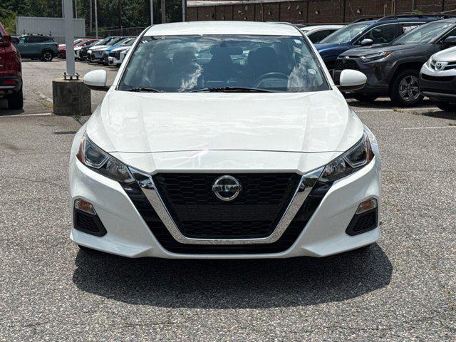 Photo of 2019 Glacier White Nissan Altima