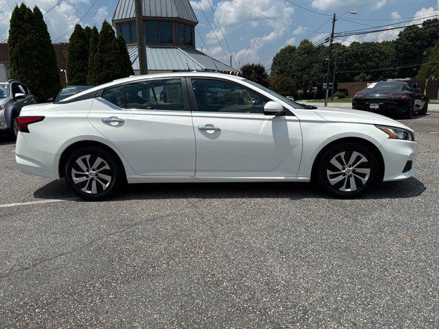 Photo of 2019 Glacier White Nissan Altima
