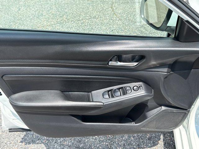 Photo of 2019 Glacier White Nissan Altima