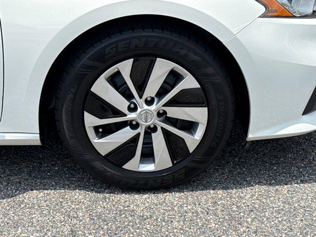 Photo of 2019 Glacier White Nissan Altima