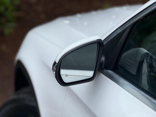 Photo of 2019 White Mercedes-Benz GLC 300