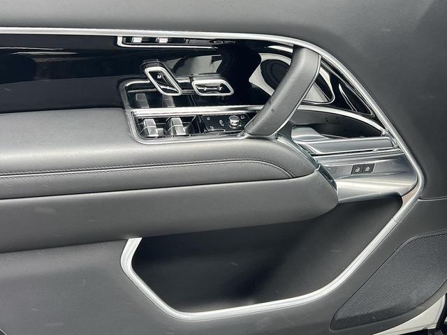 Photo of 2023 White Land Rover Range Rover