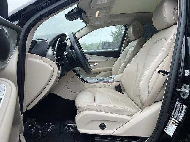 Photo of 2022 Black Mercedes-Benz GLC 300