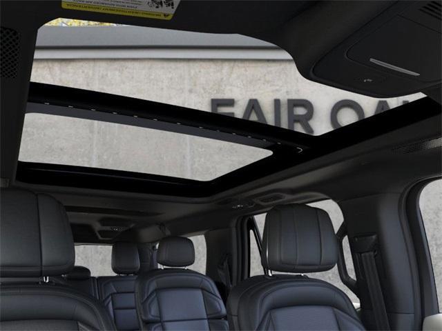 Photo of 2025 Infinite Black Metallic Lincoln Navigator L