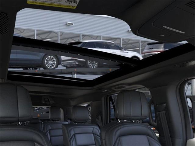 Photo of 2025 Crystal White Metallic Lincoln Navigator