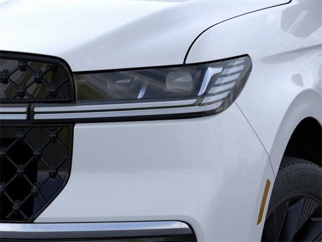 Photo of 2025 Crystal White Metallic Lincoln Navigator