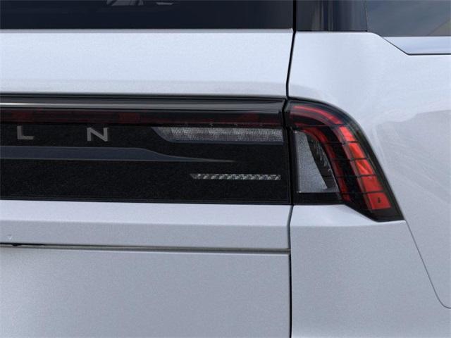 Photo of 2025 Crystal White Metallic Lincoln Navigator