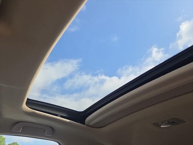 Photo of 2015 White Diamond Pearl Honda CR-V