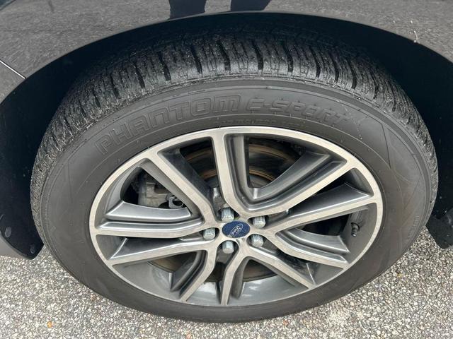 Photo of 2019 Agate Black Metallic Ford Edge