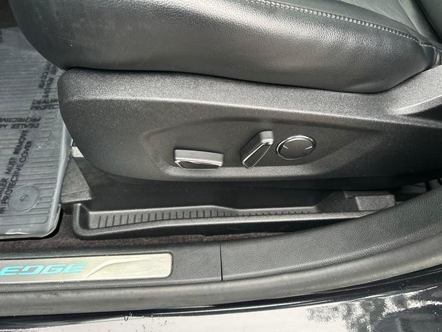 Photo of 2019 Agate Black Metallic Ford Edge