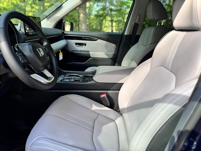 Photo of 2025 Obsidian Blue Pearl Honda Pilot