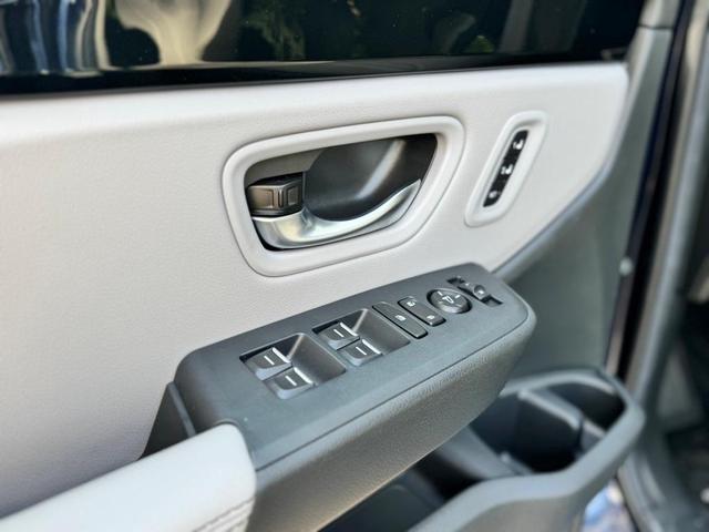 Photo of 2025 Obsidian Blue Pearl Honda Pilot