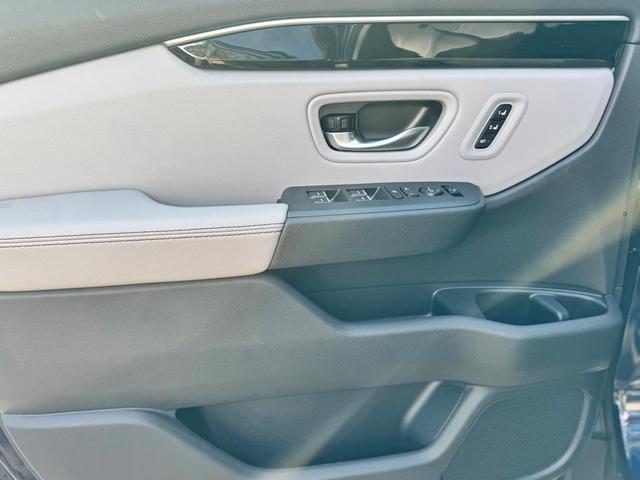 Photo of 2025 Obsidian Blue Pearl Honda Pilot