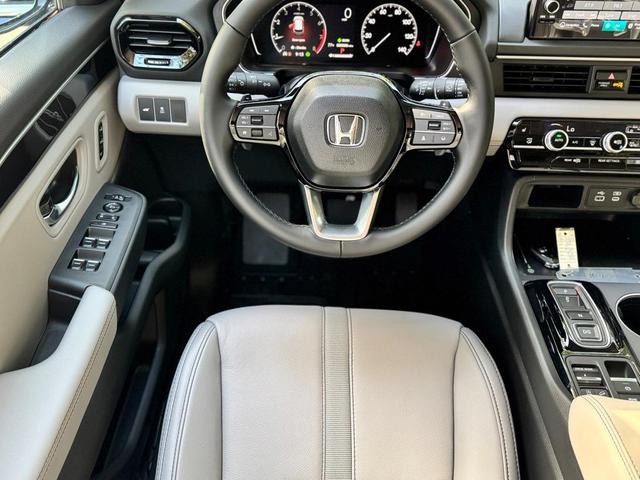 Photo of 2025 Obsidian Blue Pearl Honda Pilot