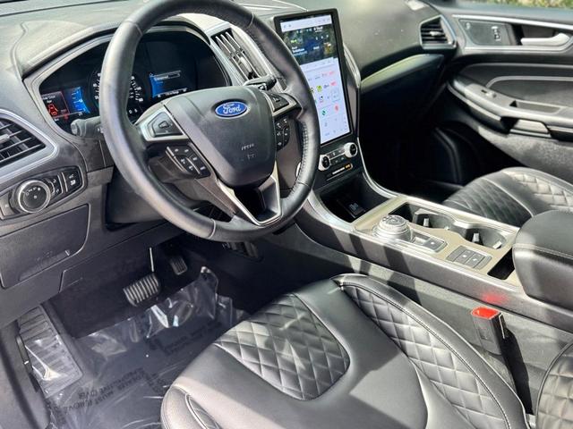 Photo of 2024 Silver Metallic Ford Edge