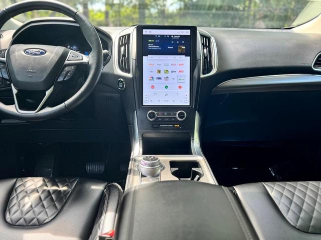 Photo of 2024 Silver Metallic Ford Edge