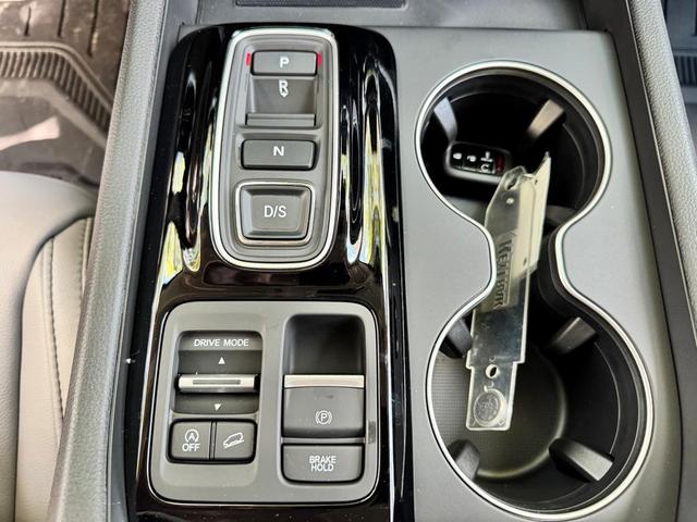 Photo of 2025 Lunar Silver Metallic Honda Pilot
