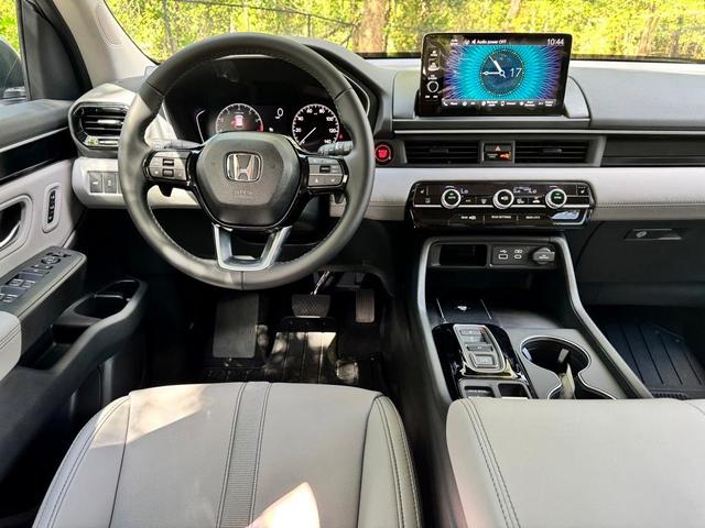 Photo of 2025 Lunar Silver Metallic Honda Pilot