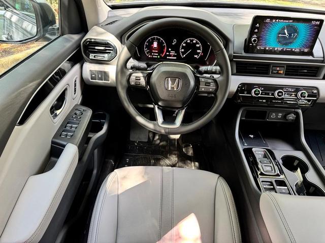 Photo of 2025 Lunar Silver Metallic Honda Pilot