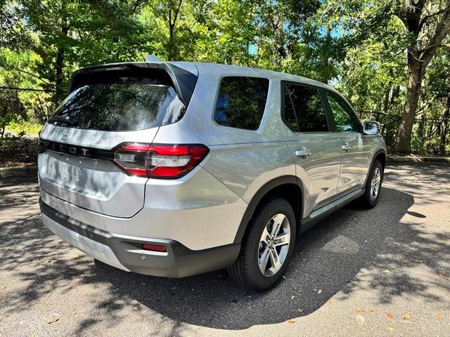 Photo of 2025 Lunar Silver Metallic Honda Pilot