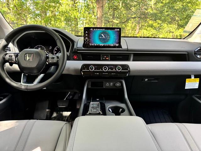 Photo of 2025 Lunar Silver Metallic Honda Pilot