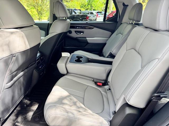 Photo of 2025 Lunar Silver Metallic Honda Pilot