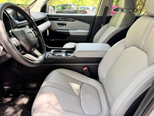 Photo of 2025 Lunar Silver Metallic Honda Pilot