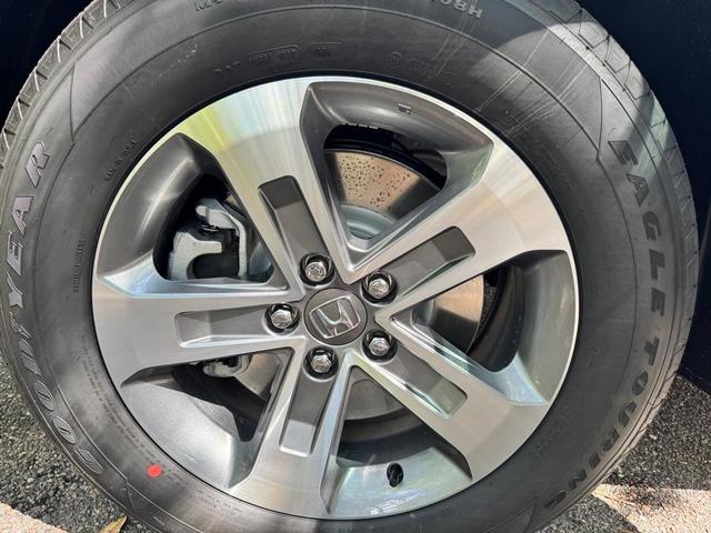 Photo of 2025 Lunar Silver Metallic Honda Pilot