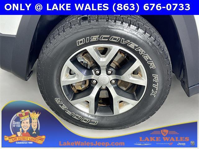 Photo of 2017 Bright White Clearcoat Jeep Cherokee
