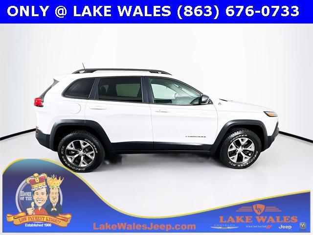 Photo of 2017 Bright White Clearcoat Jeep Cherokee
