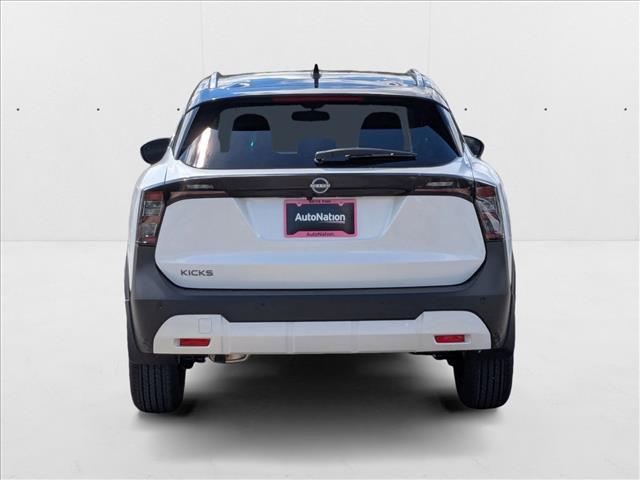 Photo of 2026 Aspen White Tricoat/Super Black Nissan Kicks