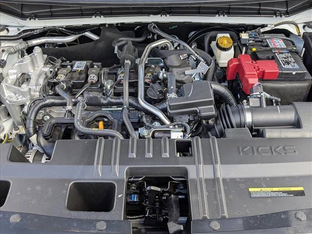 Photo of 2026 Aspen White Tricoat/Super Black Nissan Kicks