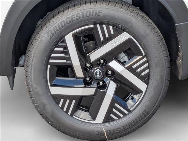 Photo of 2026 Aspen White Tricoat/Super Black Nissan Kicks