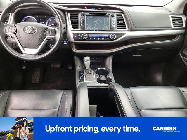 Photo of 2018 Silver Toyota Highlander