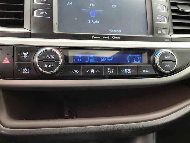 Photo of 2018 Silver Toyota Highlander