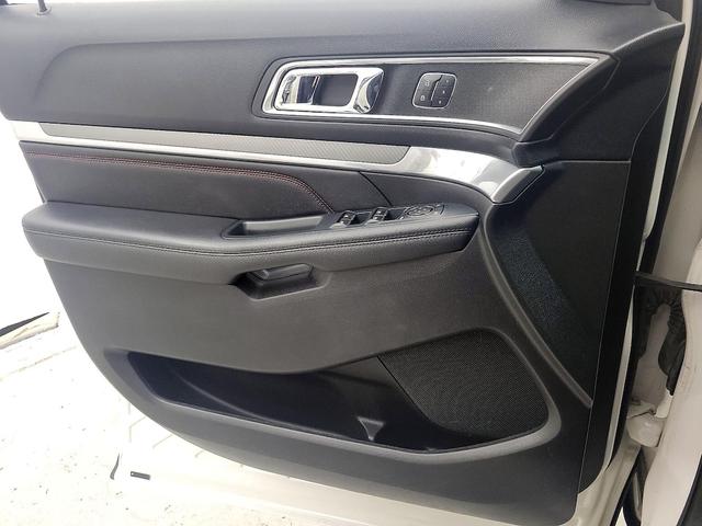 Photo of 2016 White Ford Explorer