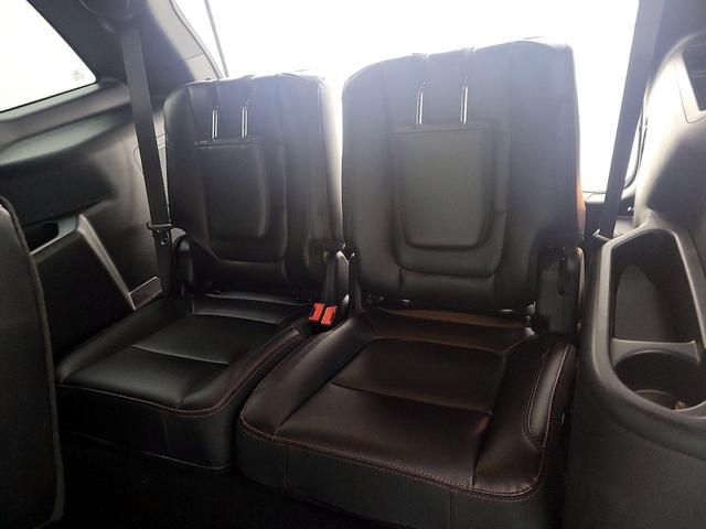 Photo of 2016 White Ford Explorer